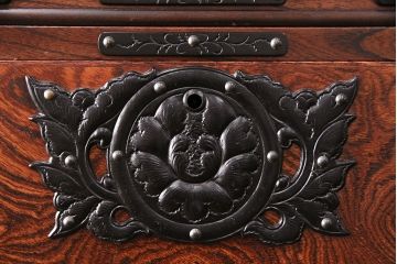 中古　伝統民芸　岩谷堂箪笥　力強い杢目と黒々とした金具が魅力の整理箪笥(チェスト、衣装タンス、引き出し)(R-049135)(菊幸)