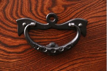 中古　伝統民芸　岩谷堂箪笥　力強い杢目と黒々とした金具が魅力の整理箪笥(チェスト、衣装タンス、引き出し)(R-049135)(菊幸)