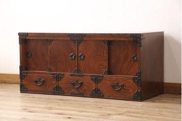 中古　伝統民芸　岩谷堂箪笥　力強い杢目と上品な金具が魅力のローボード(収納棚、戸棚、引き出し、テレビ台)(R-049136)