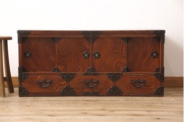 中古　伝統民芸　岩谷堂箪笥　力強い杢目と上品な金具が魅力のローボード(収納棚、戸棚、引き出し、テレビ台)(R-049136)