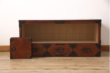 中古　伝統民芸　岩谷堂箪笥　力強い杢目と上品な金具が魅力のローボード(収納棚、戸棚、引き出し、テレビ台)(R-049136)