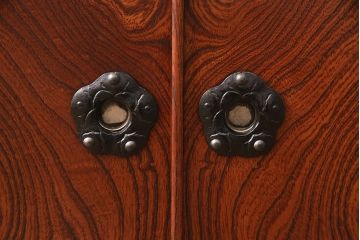 中古　伝統民芸　岩谷堂箪笥　力強い杢目と上品な金具が魅力のローボード(収納棚、戸棚、引き出し、テレビ台)(R-049136)