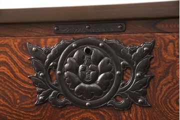 中古　伝統民芸　岩谷堂箪笥　天板・台輪リメイク　力強い杢目と黒々とした金具が魅力の整理箪笥(チェスト、衣装タンス、引き出し)(R-049137)