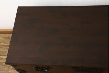 中古　伝統民芸　岩谷堂箪笥　天板リメイク　力強い杢目と黒々とした金具が魅力のローチェスト(整理箪笥、ローボード、衣装タンス、引き出し)(R-049138)