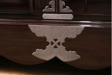 中古　極美品　展示品　牡丹金具と木地呂塗りが素晴らしい仙台箪笥(車箪笥、収納箪笥)(定価約145万8千円)(R-049139)