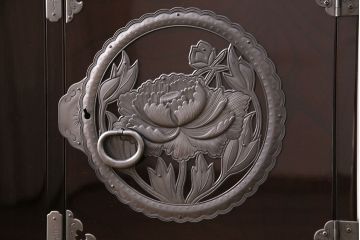 中古　極美品　展示品　牡丹金具と木地呂塗りが素晴らしい仙台箪笥(車箪笥、収納箪笥)(定価約145万8千円)(R-049139)