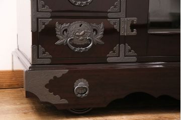 中古　極美品　展示品　牡丹金具と木地呂塗りが素晴らしい仙台箪笥(車箪笥、収納箪笥)(定価約145万8千円)(R-049139)