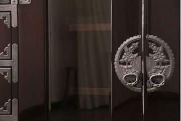 中古　極美品　展示品　牡丹金具と木地呂塗りが素晴らしい仙台箪笥(車箪笥、収納箪笥)(定価約145万8千円)(R-049139)