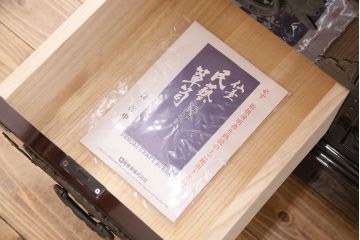 中古　極美品　展示品　牡丹金具と木地呂塗りが素晴らしい仙台箪笥(車箪笥、収納箪笥)(定価約145万8千円)(R-049139)
