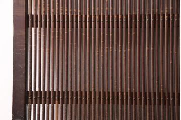 アンティーク建具　枠・ヒノキ材、腰板・ケヤキ材　山形県産　縁起物の巾着金具が目を引く蔵戸(引き戸、玄関戸、建具)(R-049140)