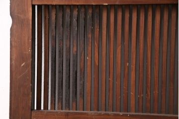 アンティーク建具　枠・ヒノキ材、腰板・ケヤキ材　山形県産　縁起物の巾着金具が目を引く蔵戸(引き戸、玄関戸、建具)(R-049140)