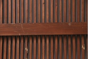 アンティーク建具　枠・ヒノキ材、腰板・ケヤキ材　山形県産　縁起物の巾着金具が目を引く蔵戸(引き戸、玄関戸、建具)(R-049140)