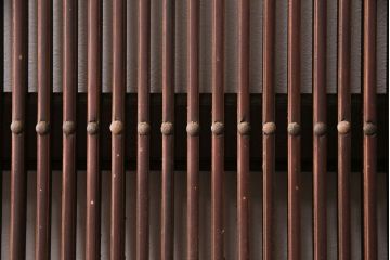 アンティーク建具　枠・ヒノキ材、腰板・ケヤキ材　大黒天・恵比寿天　めでたい尽くしの意匠が魅力の蔵戸(引き戸、玄関戸、建具)(R-049141)