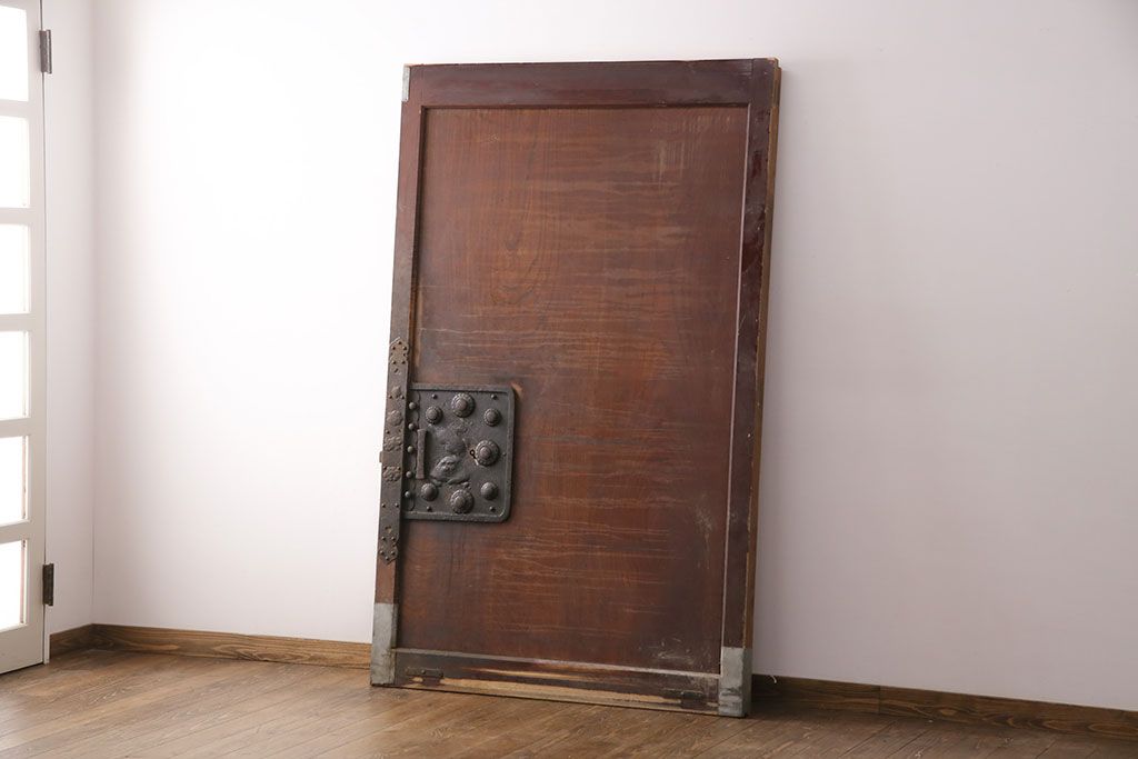 アンティーク建具　ヒノキ材・ケヤキ材　特大金具が存在感抜群の庄内蔵戸(引き戸、玄関戸、建具)(R-049142)