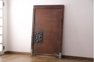 アンティーク建具　ヒノキ材・ケヤキ材　特大金具が存在感抜群の庄内蔵戸(引き戸、玄関戸、建具)(R-049142)