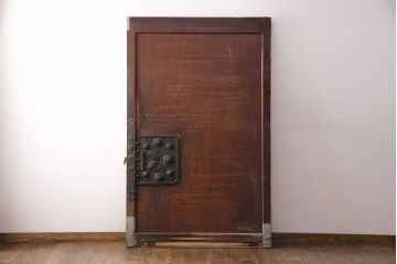 アンティーク建具　ヒノキ材・ケヤキ材　特大金具が存在感抜群の庄内蔵戸(引き戸、玄関戸、建具)(R-049142)