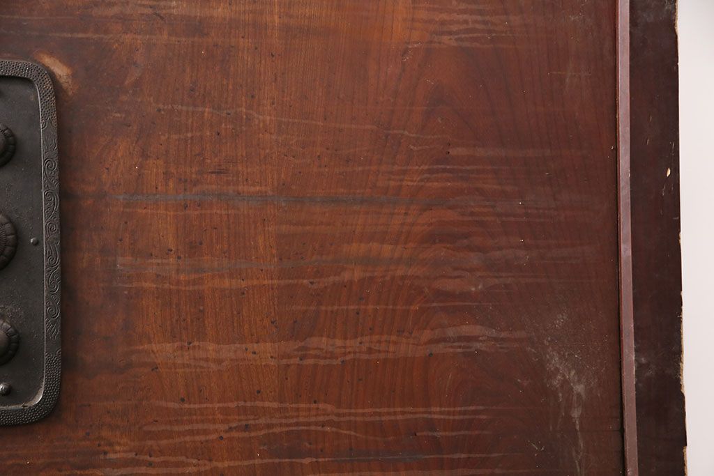 アンティーク建具　ヒノキ材・ケヤキ材　特大金具が存在感抜群の庄内蔵戸(引き戸、玄関戸、建具)(R-049142)