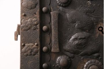 アンティーク建具　ヒノキ材・ケヤキ材　特大金具が存在感抜群の庄内蔵戸(引き戸、玄関戸、建具)(R-049142)