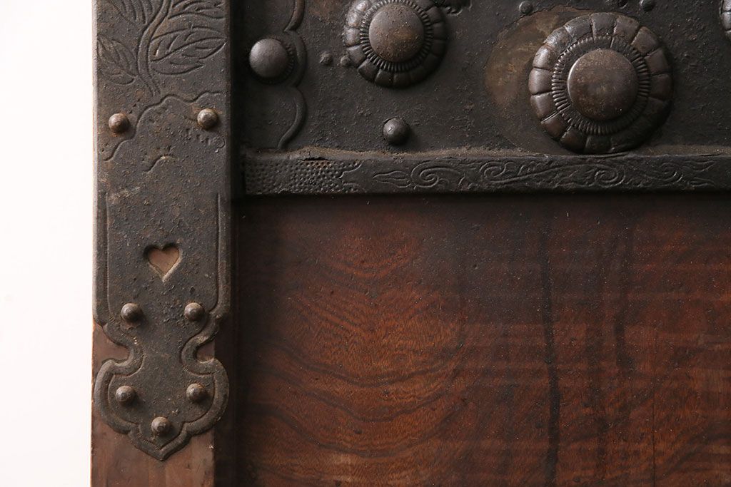 アンティーク建具　ヒノキ材・ケヤキ材　特大金具が存在感抜群の庄内蔵戸(引き戸、玄関戸、建具)(R-049142)