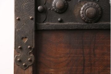 アンティーク建具　ヒノキ材・ケヤキ材　特大金具が存在感抜群の庄内蔵戸(引き戸、玄関戸、建具)(R-049142)