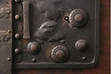 アンティーク建具　ヒノキ材・ケヤキ材　特大金具が存在感抜群の庄内蔵戸(引き戸、玄関戸、建具)(R-049142)