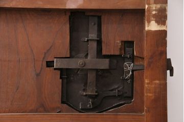 アンティーク建具　ヒノキ材・ケヤキ材　特大金具が存在感抜群の庄内蔵戸(引き戸、玄関戸、建具)(R-049142)