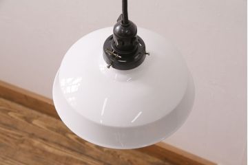 アンティーク照明　日陶　マツダ電笠　スタイリッシュで空間に取り入れやすい白磁のペンダントライト(天井照明、吊り下げ照明)(R-049147)