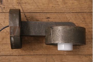 アンティーク照明　昭和初期　ブラケットの無骨なデザインがお洒落なウォールランプ(壁付け照明、壁掛け照明)(R-049148)