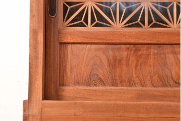 和製アンティーク　前面ケヤキ材　麻の葉の組子がアクセントになった、和の趣きを感じさせる箪笥サイドボード(関東水屋箪笥、キャビネット、収納棚)(R-049151)