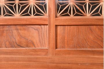 和製アンティーク　前面ケヤキ材　麻の葉の組子がアクセントになった、和の趣きを感じさせる箪笥サイドボード(関東水屋箪笥、キャビネット、収納棚)(R-049151)