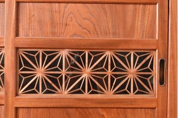 和製アンティーク　前面ケヤキ材　麻の葉の組子がアクセントになった、和の趣きを感じさせる箪笥サイドボード(関東水屋箪笥、キャビネット、収納棚)(R-049151)