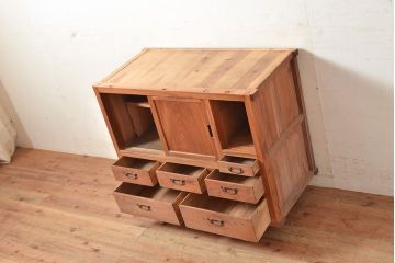 和製アンティーク　前面ケヤキ材　和の趣きを感じさせる、赤味がかった色合いが魅力の箪笥サイドボード(関東水屋箪笥、キャビネット、収納棚)(R-049152)