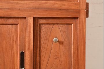 和製アンティーク　前面ケヤキ材　和の趣きを感じさせる、赤味がかった色合いが魅力の箪笥サイドボード(関東水屋箪笥、キャビネット、収納棚)(R-049152)