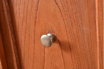 和製アンティーク　前面ケヤキ材　和の趣きを感じさせる、赤味がかった色合いが魅力の箪笥サイドボード(関東水屋箪笥、キャビネット、収納棚)(R-049152)