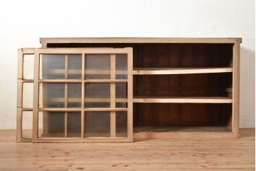 和製アンティーク　収納力抜群!素朴な木の風合いが味わい深い収納棚(キャビネット、戸棚、飾り棚、店舗什器)(R-049154)