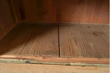 和製アンティーク　収納力抜群!素朴な木の風合いが味わい深い収納棚(キャビネット、戸棚、飾り棚、店舗什器)(R-049154)