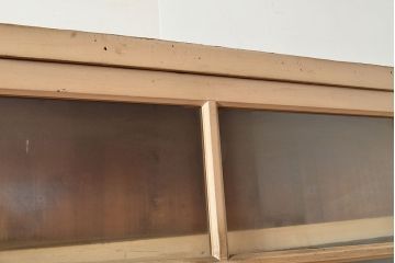 和製アンティーク　収納力抜群!素朴な木の風合いが味わい深い収納棚(キャビネット、戸棚、飾り棚、店舗什器)(R-049154)