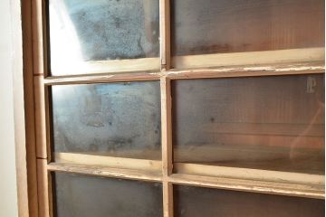 和製アンティーク　収納力抜群!素朴な木の風合いが味わい深い収納棚(キャビネット、戸棚、飾り棚、店舗什器)(R-049154)