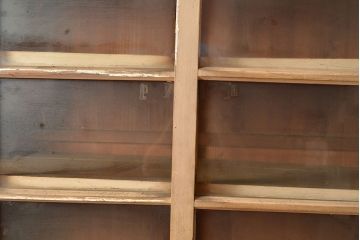 和製アンティーク　収納力抜群!素朴な木の風合いが味わい深い収納棚(キャビネット、戸棚、飾り棚、店舗什器)(R-049154)