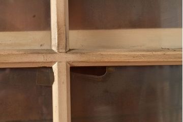 和製アンティーク　収納力抜群!素朴な木の風合いが味わい深い収納棚(キャビネット、戸棚、飾り棚、店舗什器)(R-049154)