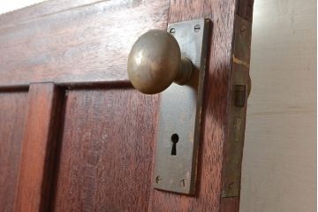 アンティーク建具　昭和レトロ　モールガラス　面取り加工で柔らかな雰囲気が魅力の木製ドア(ガラス扉、建具)(R-049158)