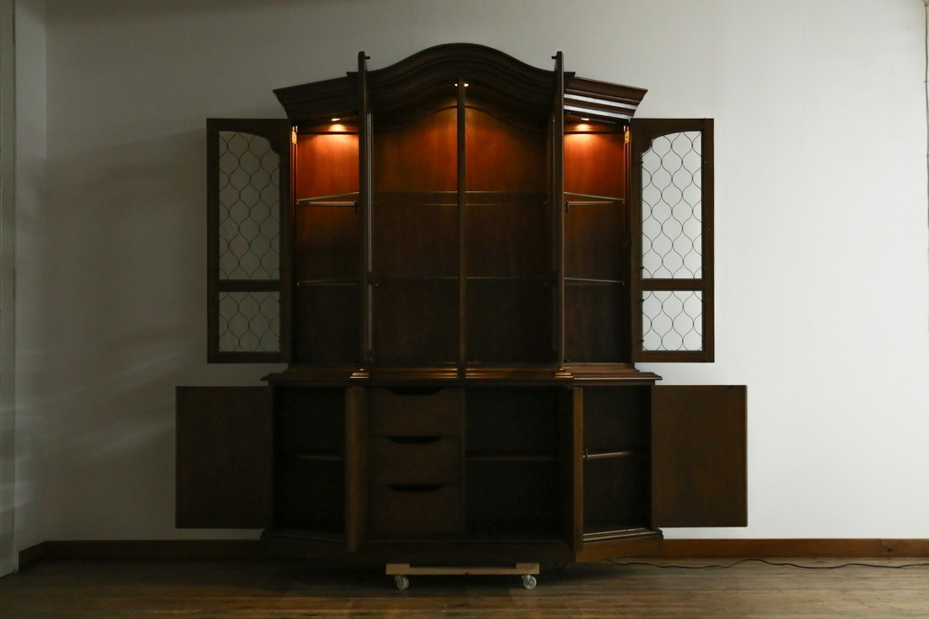 中古　美品　DREXEL HERITAGE(ドレクセルヘリテイジ)　エスペラント　クラシカルな佇まいが魅力のキャビネット　定価約120万円　(R-049159)