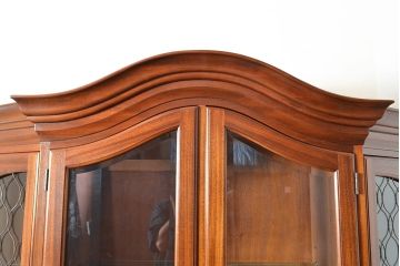 中古　美品　DREXEL HERITAGE(ドレクセルヘリテイジ)　エスペラント　クラシカルな佇まいが魅力のキャビネット(カップボード、食器棚、飾り棚、戸棚、収納棚)(定価約120万円)(R-049159)