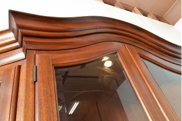 中古　美品　DREXEL HERITAGE(ドレクセルヘリテイジ)　エスペラント　クラシカルな佇まいが魅力のキャビネット(カップボード、食器棚、飾り棚、戸棚、収納棚)(定価約120万円)(R-049159)