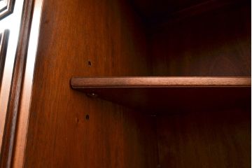 中古　美品　DREXEL HERITAGE(ドレクセルヘリテイジ)　エスペラント　クラシカルな佇まいが魅力のキャビネット(カップボード、食器棚、飾り棚、戸棚、収納棚)(定価約120万円)(R-049159)