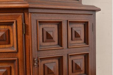 中古　美品　DREXEL HERITAGE(ドレクセルヘリテイジ)　エスペラント　クラシカルな佇まいが魅力のキャビネット(カップボード、食器棚、飾り棚、戸棚、収納棚)(定価約120万円)(R-049159)