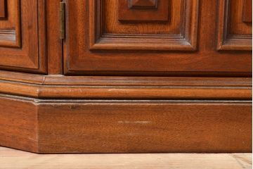 中古　美品　DREXEL HERITAGE(ドレクセルヘリテイジ)　エスペラント　クラシカルな佇まいが魅力のキャビネット(カップボード、食器棚、飾り棚、戸棚、収納棚)(定価約120万円)(R-049159)