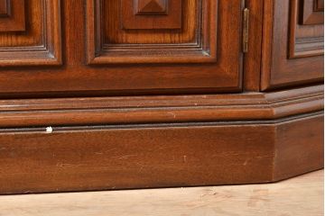 中古　美品　DREXEL HERITAGE(ドレクセルヘリテイジ)　エスペラント　クラシカルな佇まいが魅力のキャビネット(カップボード、食器棚、飾り棚、戸棚、収納棚)(定価約120万円)(R-049159)
