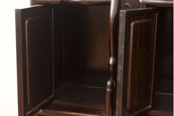 ヴィンテージ家具　黒檀無垢材　上質なこだわりの空間づくりにおすすめの飾り棚(茶棚、戸棚、収納棚、茶箪笥、ビンテージ)(R-049164)