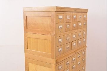 【簡易リペア限定品】レトロ家具　昭和レトロ　KIHARA　ナラ材製　作業台が付いた、ネームプレート付きカードケース(引き出し、チェスト、図書館、図書室)(R-049166)